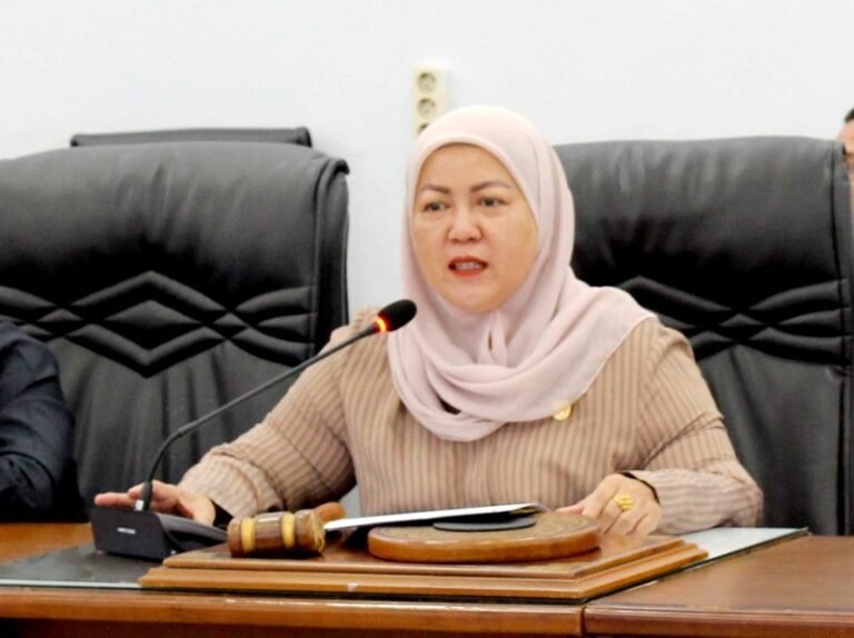 Wakil Ketua II DPRD Barito Utara Hj Henny Rosgiaty Rusli