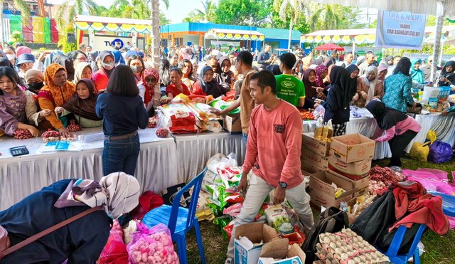 0208.Warga Serbu Gerakan Pangan Murah Pemprov Kalteng