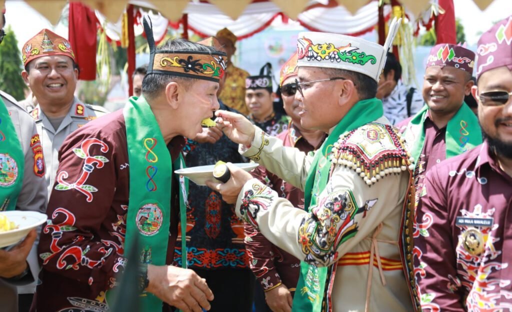 0508.Simbol Kebersamaan, Gubernur Kalteng Suapi Bupati Barito Timur dengan Tumpeng