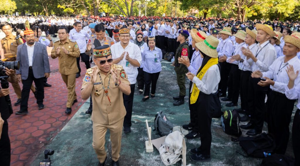 1108.3.531 Mahasiswa Baru UPR Disambut dengan Adat Lawang Sakepeng