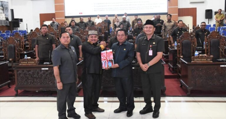 1108.DPRD Terima ‘Kompas Pembangunan’ Kapuas