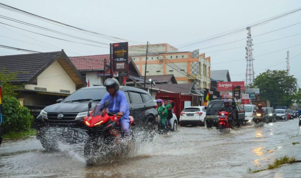 1308.Hujan Lebat dan Pasang Air Laut Picu Banjir di Sampit