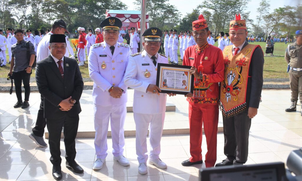 1708.Wiyatno Terima Raih Penghargaan Bupati Peduli Radio 2025