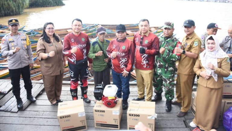 2008.Bupati Kapuas Serahkan Bantuan Perahu Bermesin untuk Nelayan Kapuas Barat