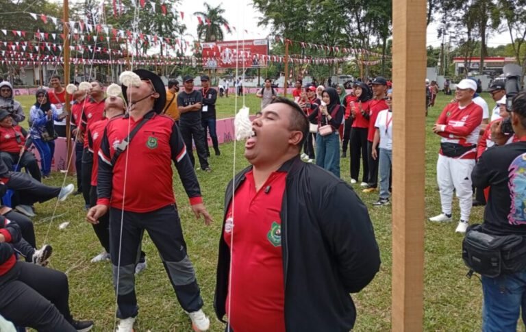 2408.Anggota DPRD Kapuas Turut Berpartisipasi dalam Lomba Tradisional