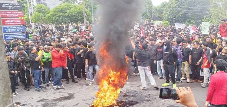 2908.Mahasiswa dan Driver Ojol Kompak Unjuk Rasa di Depan Polda Kalteng
