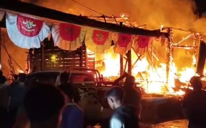 2908.Satu Rumah Warga Sei Pinang Rata dengan Tanah Dilahap Api