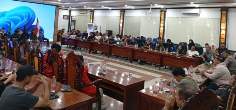 0109.Didemo Mahasiswa dan Warga, Ketua DPRD Kapuas Janjikan Hal Ini