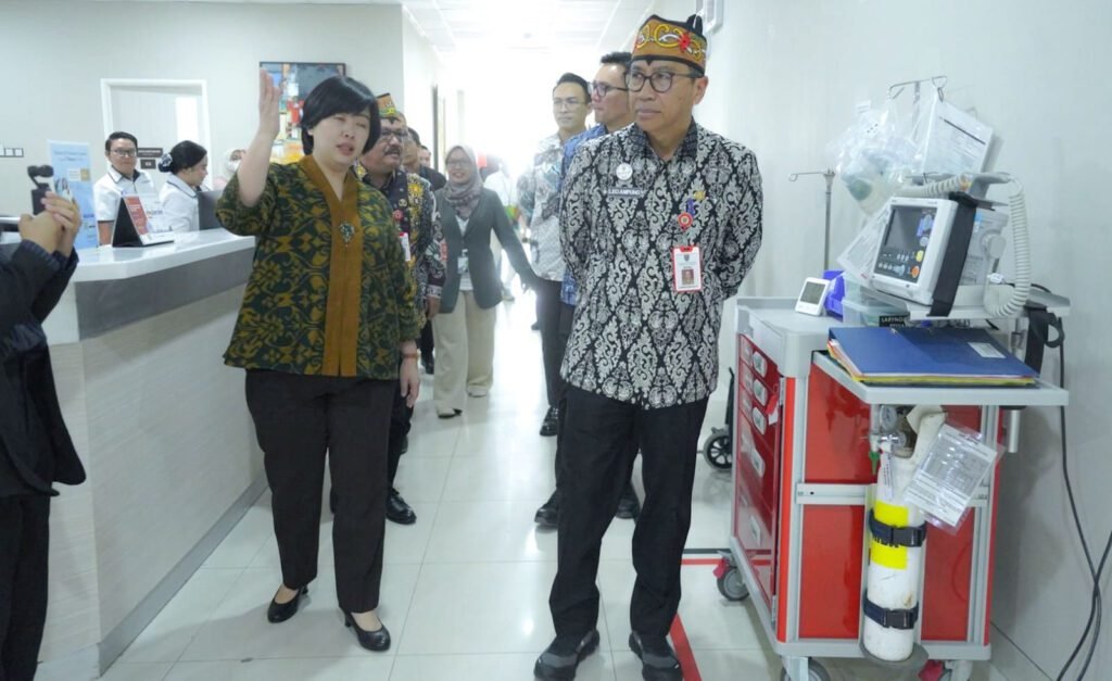 0709.Plt Sekda Kalteng Tinjau Pelayanan RS Siloam