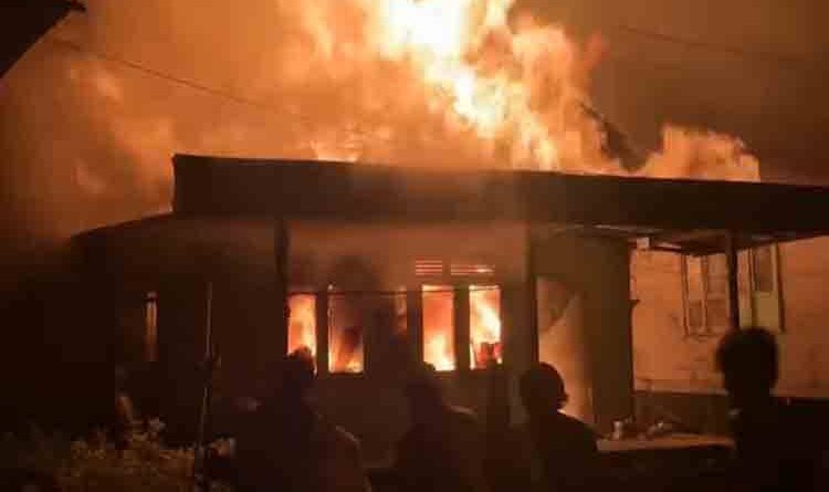 1609.Kobaran Api Landa Perbatasan Kalteng-Kalsel, Balakar Hadapi Kendala Air Surut