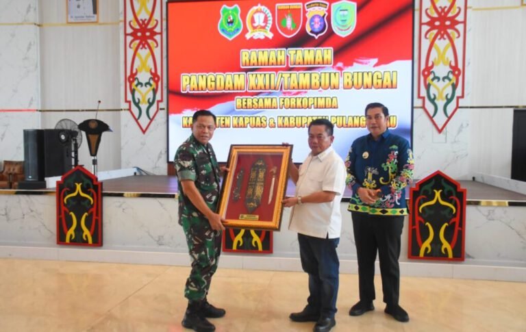 2909.Bupati Kapuas Dorong Sinergi TNI untuk Pembangunan Daerah