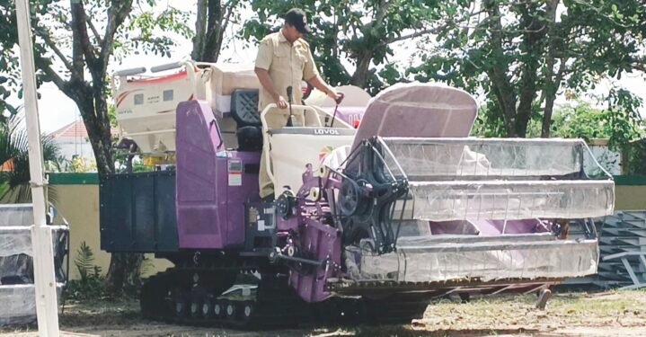 0110.Kapuas Terima 64 Unit Combine Harvester, Siap Perkuat Produksi Padi Petani