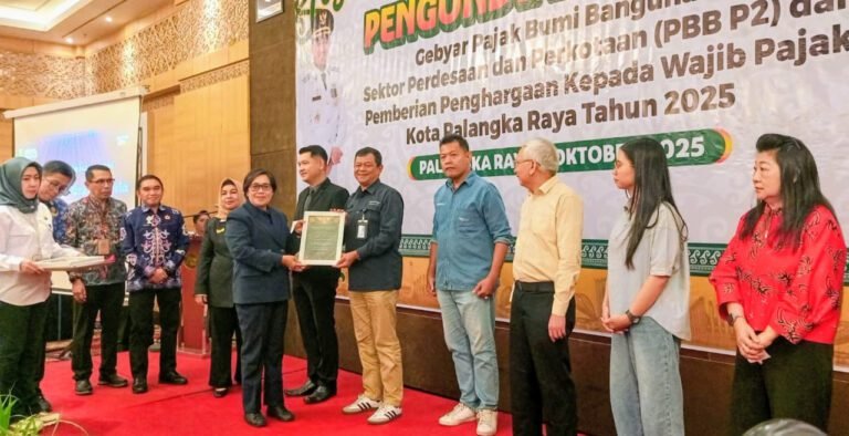 0210.Wajib Pajak Teladan Terima Apresiasi dari Pemko Palangka Raya