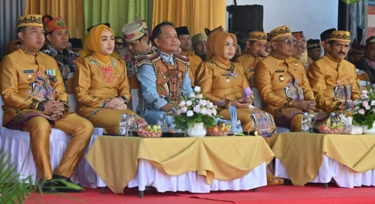 0410.Gubernur Kalteng Hadiri Upacara HUT Kotawaringin Barat, Tekankan Pembangunan Merata