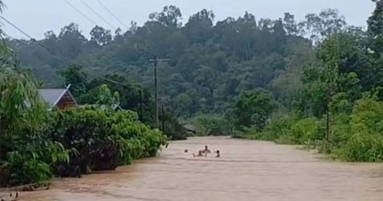 0410.Hujan Deras 10 Jam Sebabkan Banjir di Kapuas Hulu, Akses Trans Kalimantan Lumpuh Total