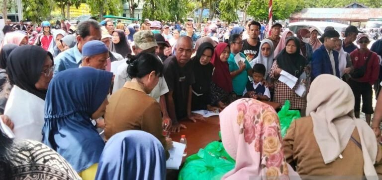 0610.Warga Kapuas Antusias Belanja di Pasar Murah