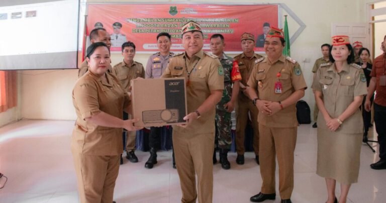 0710.Wakil Bupati Kapuas Serahkan Bantuan untuk Sekolah di Timpah