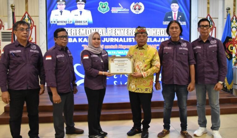 0910.Muhammad Wiyatno Dinobatkan sebagai Tokoh Peduli Pers