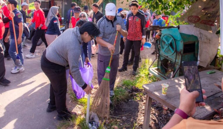 1110.Sekda Kapuas Pimpin Aksi Bersih Lingkungan Peringati Bulan Bhakti Karang Taruna