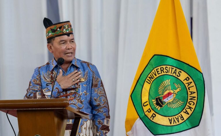 1310.Agustiar Sabran Bagikan Kisah Hidup untuk Motivasi Wisudawan UPR