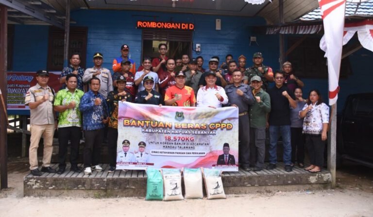 1510.Wabup Kapuas Salurkan Bantuan kepada Warga Mandau Talawang