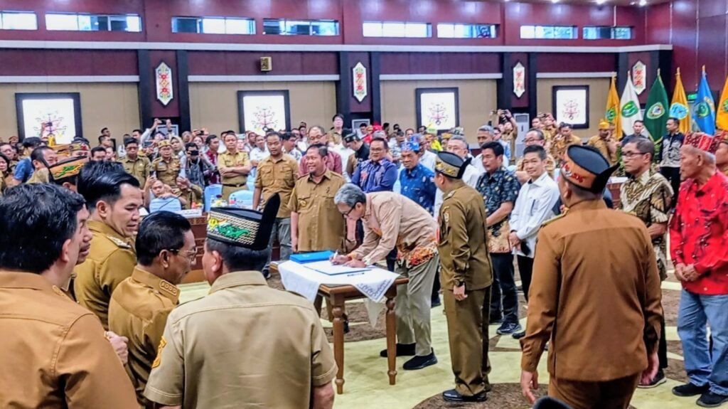 2010.Pemda se-Kalteng dan Perusahaan Teken Pakta Integritas Optimalkan PAD