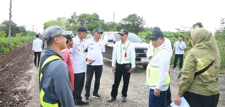 2210.Bupati Kapuas Tinjau Progres Rekonstruksi Jalan Vital