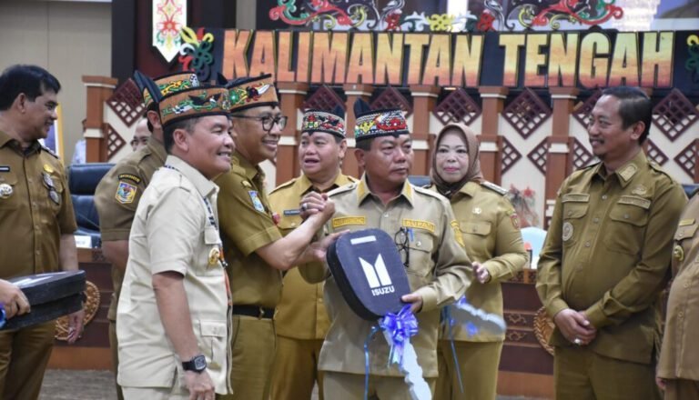 2310.Bupati Kapuas Terima Bantuan Sarpras Kebersihan dari Pemprov Kalteng