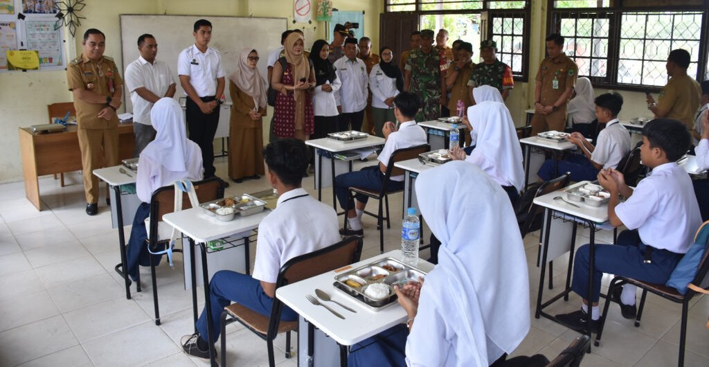 2710.Pejabat Kapuas Tinjau Program MBG di Kapuas Timur