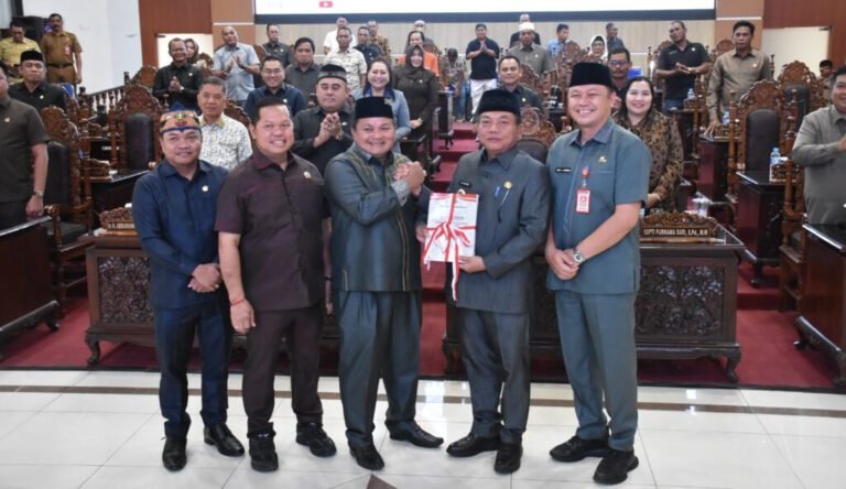 0311.Bupati Kapuas Serahkan Nota Keuangan RAPBD 2026