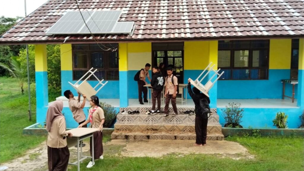 0311.Gubernur Kalteng Salurkan 70 Pasang Kursi-Meja ke SMKN 2 Pulang Pisau