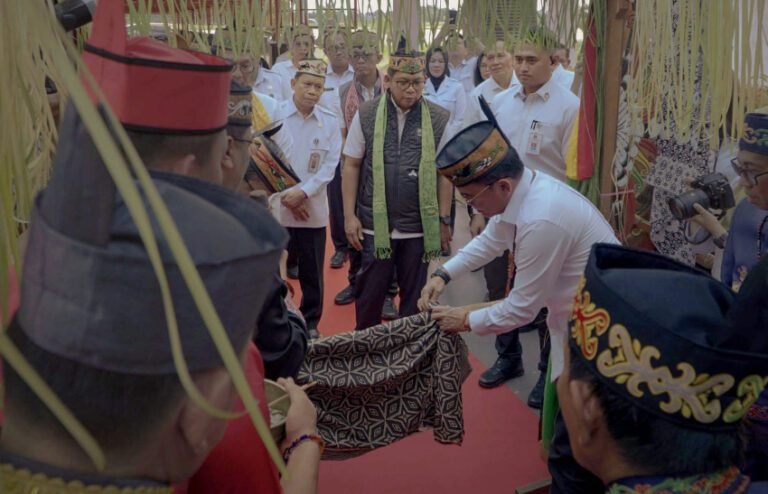 0611.Prosesi Adat Dayak Sambut Kunjungan Menkum RI