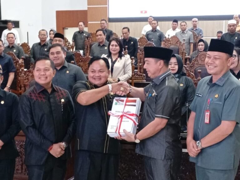 0707.Pemkab Kapuas Serahkan Raperda Perubahan APBD 2025 ke DPRD