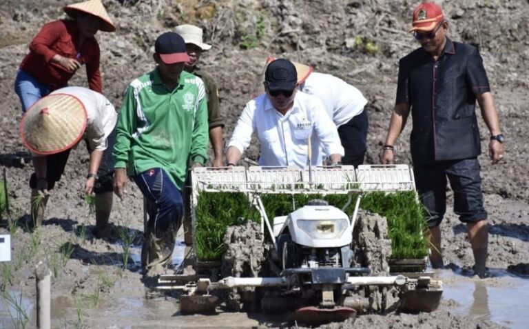 2106.Legislator Dorong Optimalisasi Bantuan Alsintan untuk Petani Kapuas