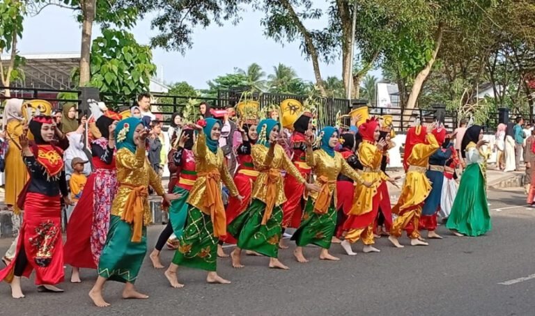 2307.Antusiasme Warga Kapuas Warnai Pawai Muharram 1447 H