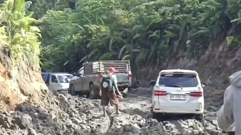 2805.Legislator Desak Pemkab Tangani Jalan Rusak di Desa Buhut Jaya