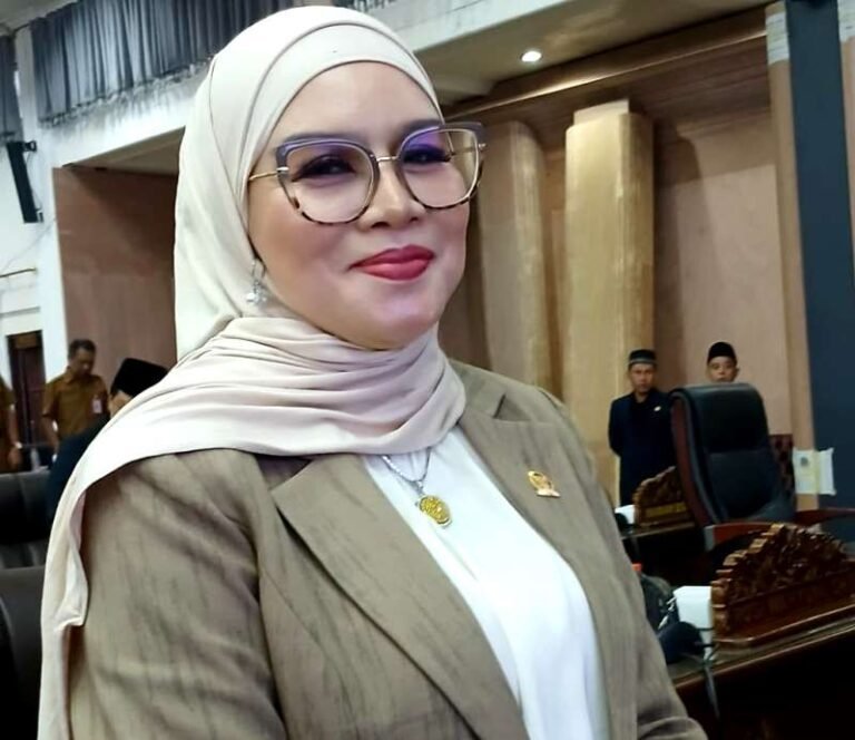 0410-Hj-Sri-Neni-Trianawati