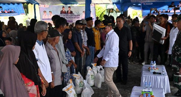 0912.Gubernur Kalteng Bagikan 16.165 Paket Sembako Gratis di Kobar