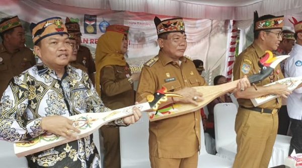 1012.DPRD Puji Kesuksesan Pemkab Kapuas Pecahkan Rekor MURI Kecapi dan Karungut