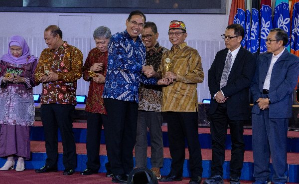 1912.Rektor UPR Raih Top 100 Alumni IPB Award 2025