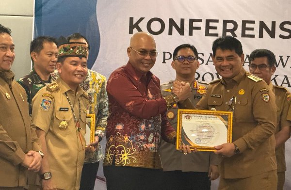 2912.PWI Kalteng Anugerahi Bupati Barito Utara sebagai Sahabat Pers