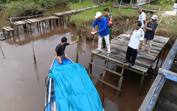 3112.Warga Panamas Sambut Gembira Perahu Multiguna Bantuan Pemkab Kapuas