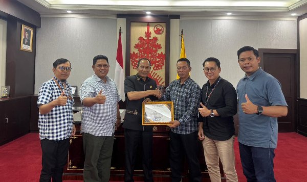 1901.Ketua DPRD Kalteng Didaulat Jadi Sahabat Pers PWI