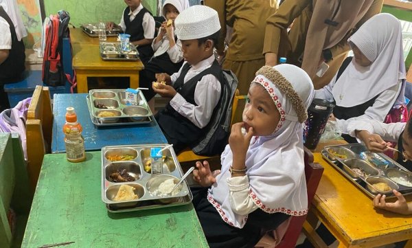 1901.Lama Dinanti, Akhirnya MBG Sampai ke Murid MIS Al Azhar Kapuas Timur