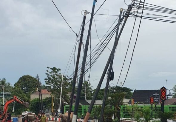 0402.Bupati Kapuas Minta Penertiban Tiang dan Kabel Telekomunikasi