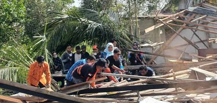 0502.Wabup Kotim Bantu Korban Rumah Roboh