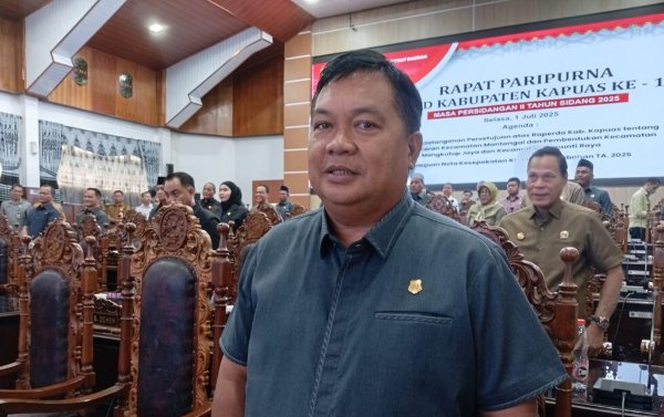 1202.Legislator PDIP Apresiasi Kelompok Tani di Bataguh Sukse Kembangkan Ayam Petelur