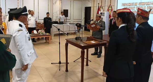 1302.33 Pj Kades dan 6 Anggota BPD di Kapuas Dilantik Bupati