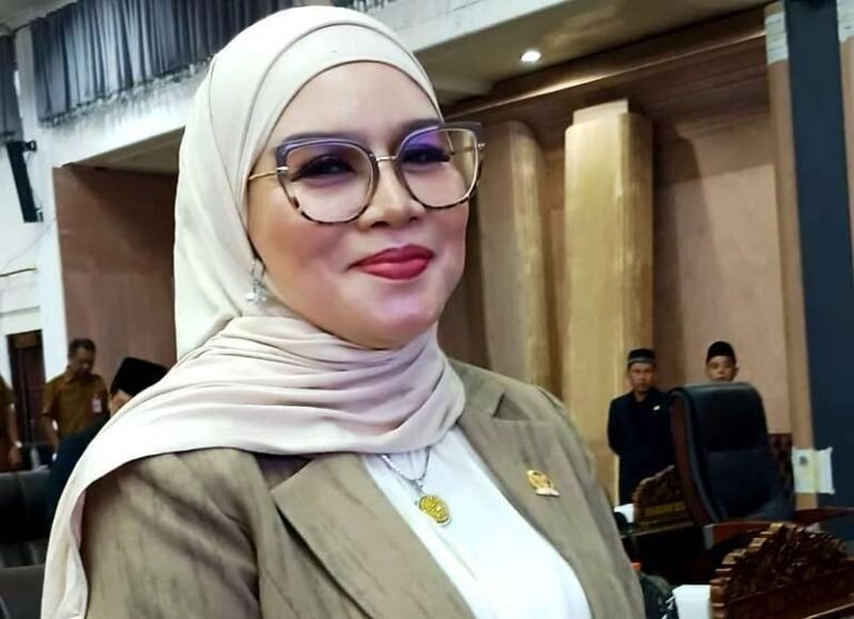 2002-Hj-Sri-Neni-Trianawati