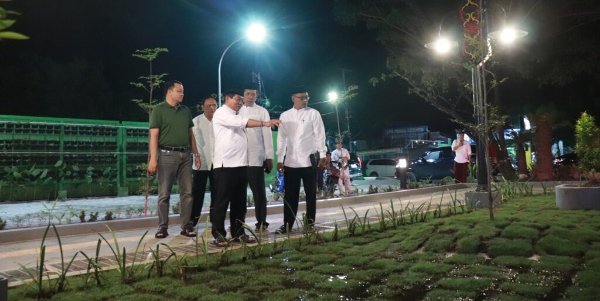 2002.Bupati Kapuas Ajak Warga Jaga Kebersihan Taman Adipura